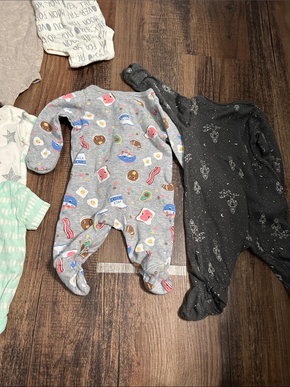 4 onesies and 4 sleepers newborn boys - Picture 8 of 9